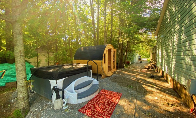 Baddow Cottage | Cozy cottage on Burnt River with hot tub & sauna