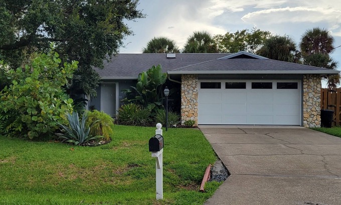 Palm Harbor House | Cozy Cottage on Canal backing Wildlife Preserve