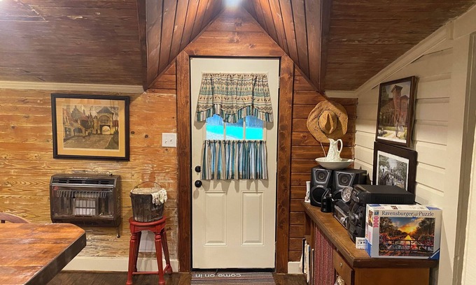 Adairsville Cottage | Cozy Cottage on Creek 1/2 mi. from Barnsley Resort - No Cleaning or Pet Fees