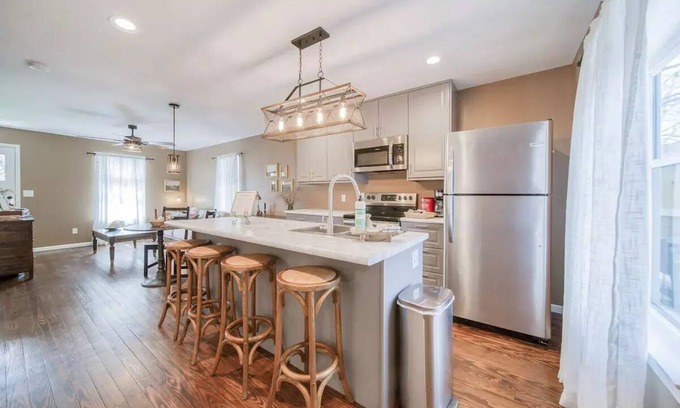 St. James Cottage | Cozy Cottage on Historic Route 66, minutes away from Wineries & Restaurants.