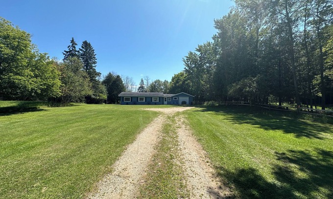 Gladstone Cottage | Cozy cottage on Little Bay De Noc minutes away from a public boat launch!