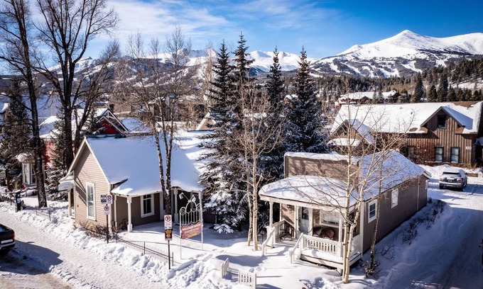 Historic District House | Cozy Cottage on Main Street! 1 Min walk to Gondola! New AC and Furnace Heat!