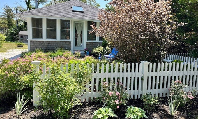 Orleans House | Cozy Cottage Overlooking Rock Harbor Creek
