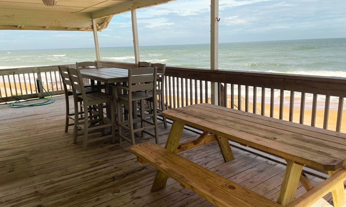 Painters Hill House | Cozy Cottage | Pet-Friendly Oceanfront Home w. Views + Deck Dining
