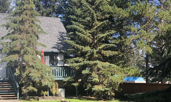 Westerose Cottage | Cozy cottage short walk to the lake.