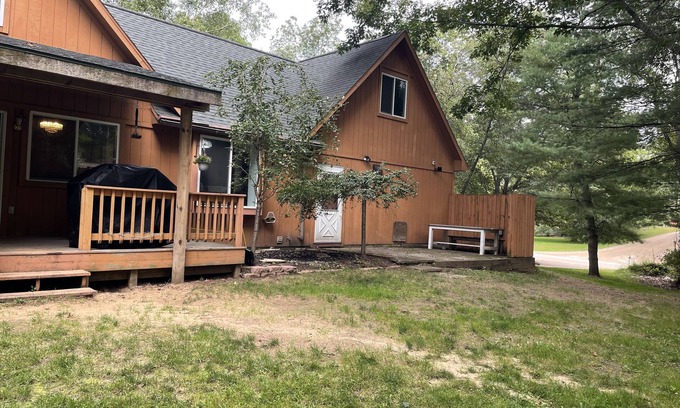 Canadian Lakes Cabin | Cozy cottage surrounded by Canadian Lakes with great amenities