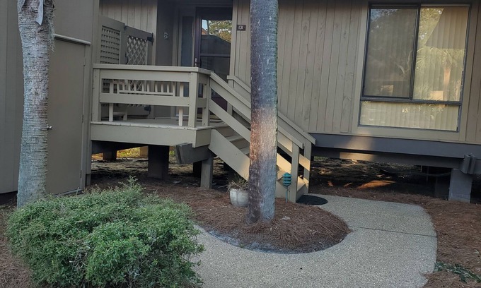 Moss Creek Cottage | Cozy cottage with tidal salt marsh view. Walk to golf, tennis, pool, fitness ctr