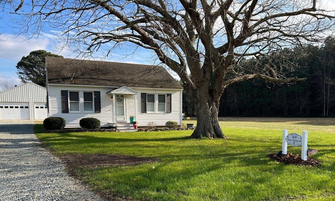 Greenbush Cottage | Cozy Cottage w/ comfy amenities close to Chincoteague VA