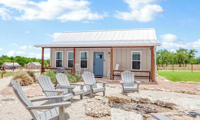 Wimberley Cabin | Cozy Cottage w/Firepit, Pickleball & Porch