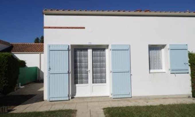La Faute-sur-Mer House | Cozy Cottage with Pool, Near Beach - 5 Guests, Pet-Friendly