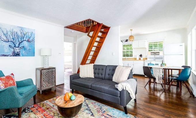 Front Royal House | Cozy Cottage w Hot Tub, Fire Pit, WiFi & Sunroom!