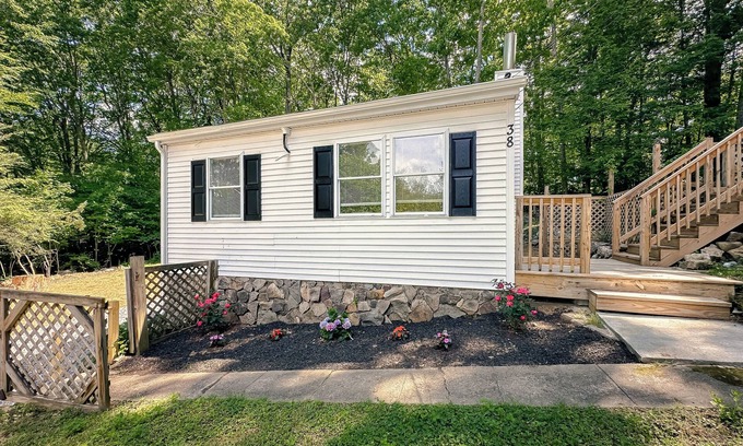 Watertown Cottage | Cozy cottage with AC and lake access in charming Connecticut suburb.