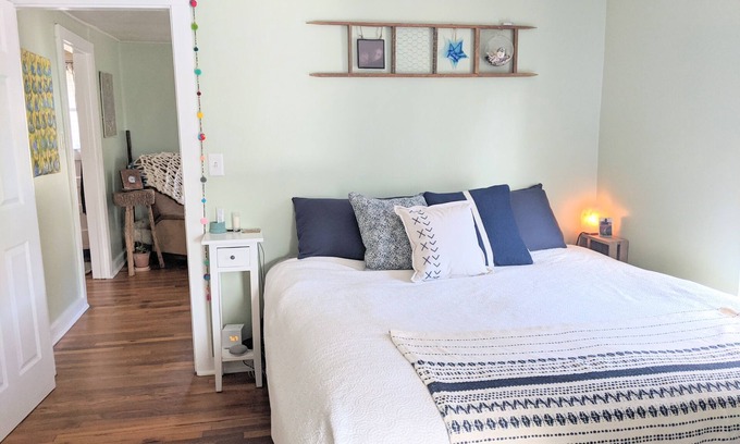 Woodfin House | Cozy cottage with backyard firepit