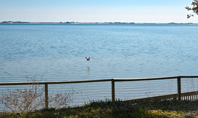 Navarre Cottage | Cozy Cottage with Beach Access