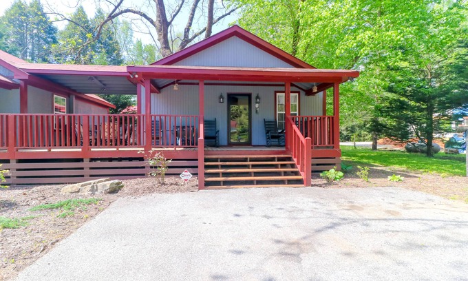 Helen Cottage | Cozy cottage with central AC, grill, fireplace, washer/dryer, & WiFi