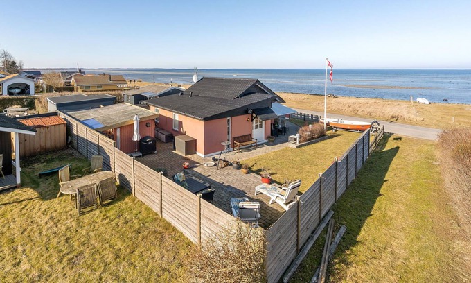 Allingabro House | Cozy cottage with large sheltered terrace directly on the sea.