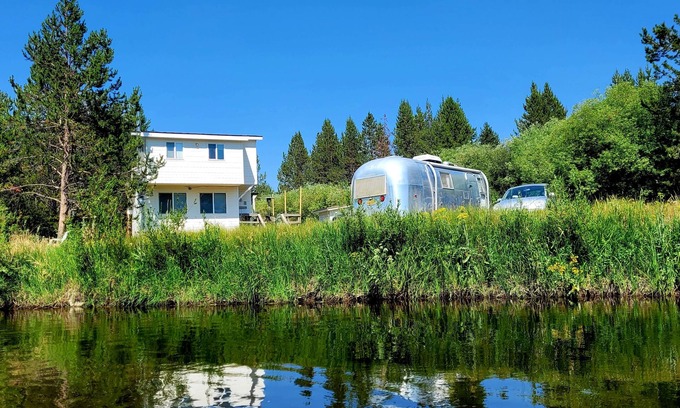 La Pine House | Cozy cottage with river access and great outdoor adventures