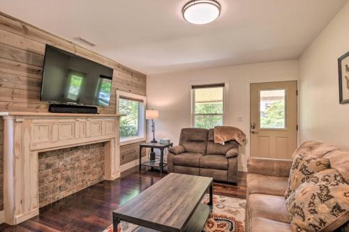 Central House | Cozy Cottage Yard and Deck, Walk to Downtown!