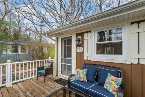 Saugatuck Villa | Cozy Cottages Brown Cottage Hot tubTown