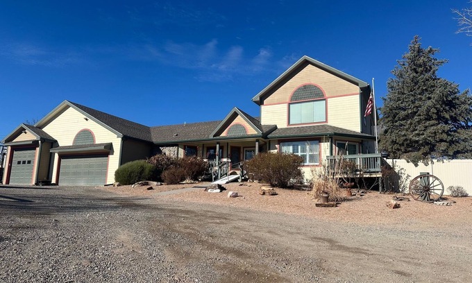 Redlands House | COZY COUNTRY HOME, close to trails and scenic views of the Grand Valley!