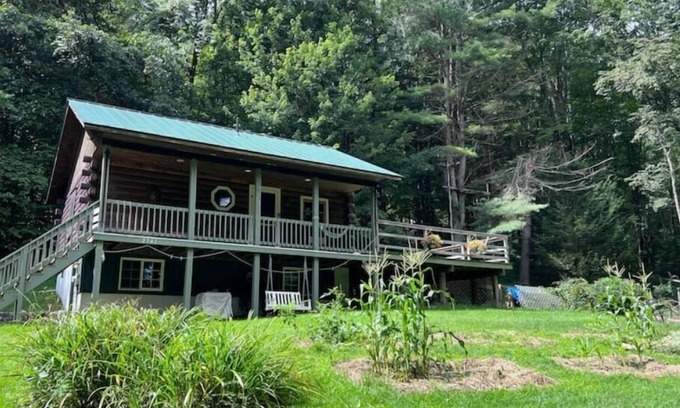 Shelburne Falls Cabin | Cozy Country Retreat Cabin