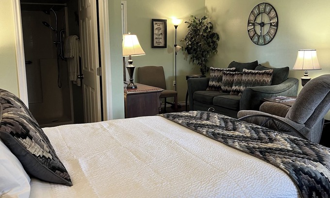 Lake City Cottage | Cozy couple’s cottage on alpaca farm - cabin #3