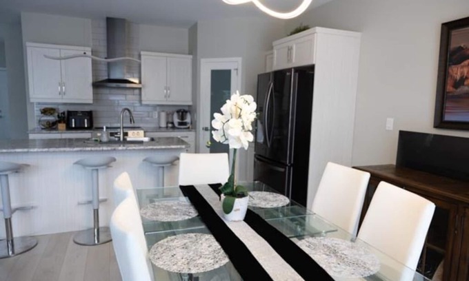 Winnipeg House | Cozy Cove Deluxe