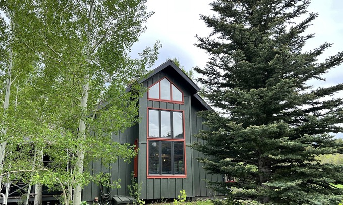 Cuchara House | Cozy Creek side 3 bedroom Cabin- kid & pet friendly