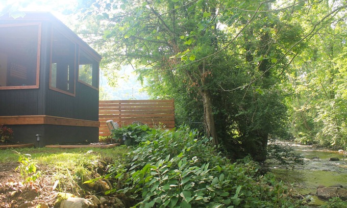 Hampton Cabin | Cozy Creekside Cabin 1.5 miles from Lake Watagua and Cherokee National Forest.