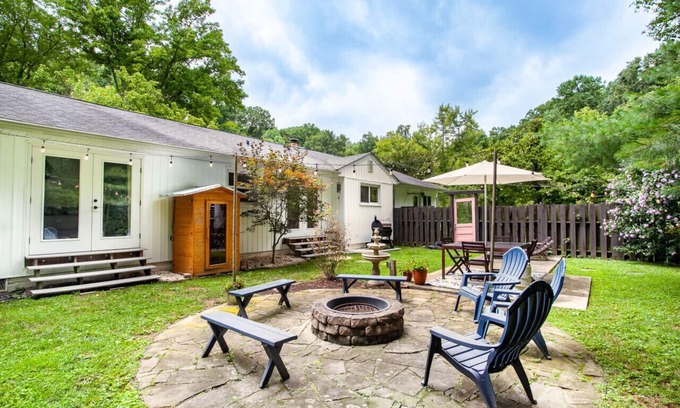 Knoxville House | Cozy Creekside Rancher-Heart of Downtown Knoxville