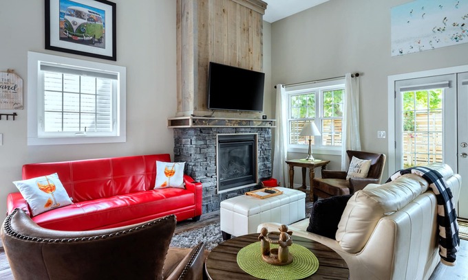 Crystal Beach Cottage | Cozy Crystal Beach Cottage,1 Minute Walk to Bay Beach. Sleep 6.