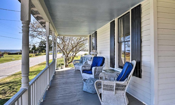 Currituck House | Cozy Currituck Home with Fire Pit near Ferry!