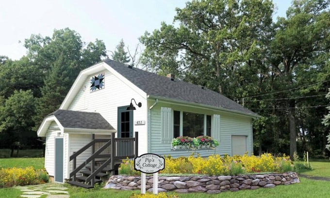 Delavan Lake Cottage | Cozy Delavan Lake Cottage - Walk to Beach/Boat Launch. 8 Minutes to Lake Geneva!