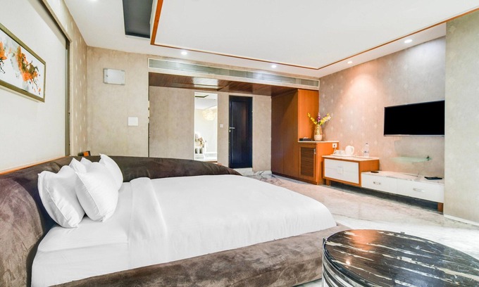 Palasia House | Cozy Deluxe Room at Chappan Market Indore