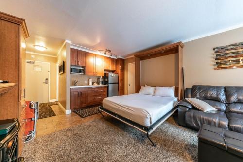 Truckee House | Cozy Deluxe Studio #131 at Donner Lake Village