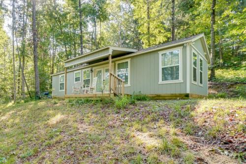 Demorest House | Cozy Demorest Cottage Fire Pit and Porch