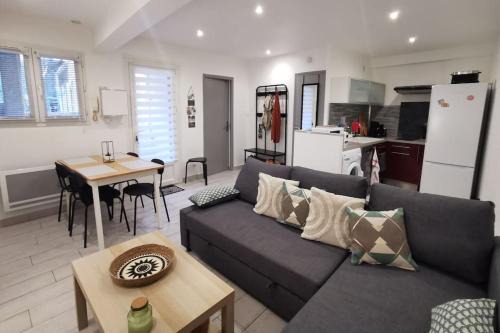 Chateauvert Apartment | Cozy deux pieces, terrasse, en centre ville