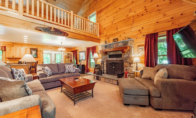 Oakland House | Cozy Dog Friendly Cabin Near State Park w/Hot Tub
