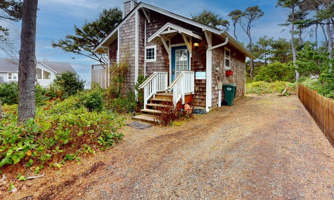 South Beach Cabin | Cozy Dog-friendly Cottage with Great Ocean Views and Fantastic Location