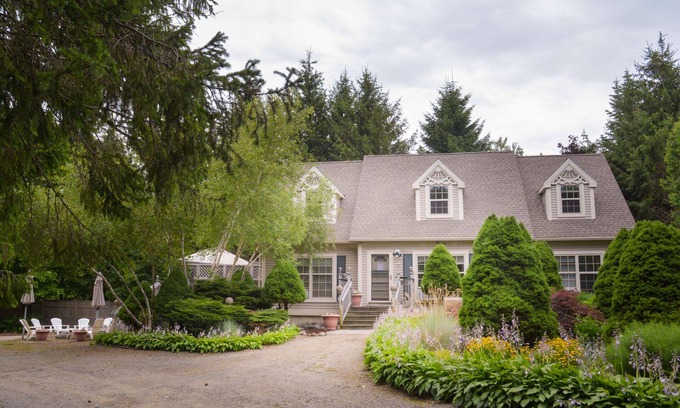 Bar Harbor House | Cozy Dog Friendly House with Deck, Firepit & Fast WiFi in Heart of Bar Harbor