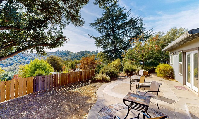 Jamestown House | Cozy dog friendly home, perfect retreat for outdoor activities
