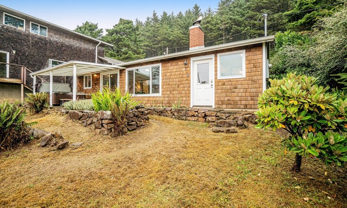 Tillamook House | Cozy dog-friendly home with ocean views, a private hot tub and washer & dryer