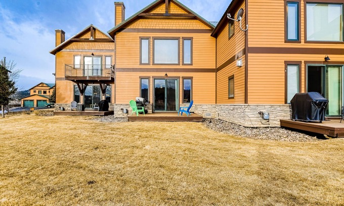 South Fork House | Cozy Dog-Friendly Retreat w/Gas Fireplace, W/D, Furnished Patio