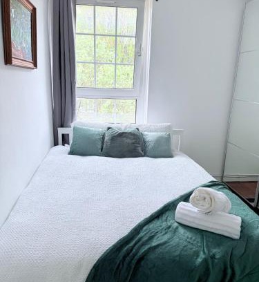 Shadwell House | Cozy Double Room Retreat-Private room with shared bathroom -king size bed, near Station, for 2 ppl near Central LONDON
