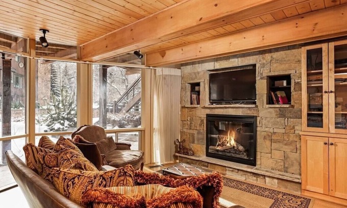 Aspen Condo | Cozy Downtown Aspen Condo, 2 Bedrooms, Walk to Best Shopping, Food, & Skiing