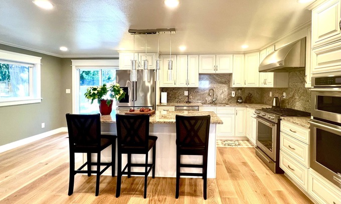 Northwest Bellevue House | Cozy Downtown Bellevue House, walking distance to all amenities.