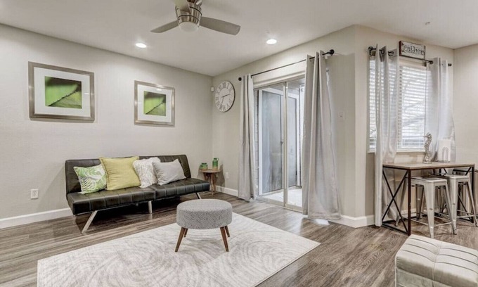 Riverside Condo | Cozy Downtown Condo/Perfect for a Couple