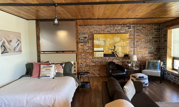 Inner Harbour Apartment | Cozy Downtown Studio Getaway
