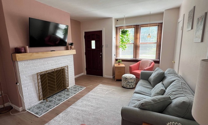 Belleville House | Cozy Duplex in Belleville