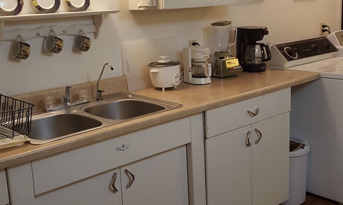 West Des Moines Apartment | Cozy Duplex in a Safe Quiet Residential Neighborhood